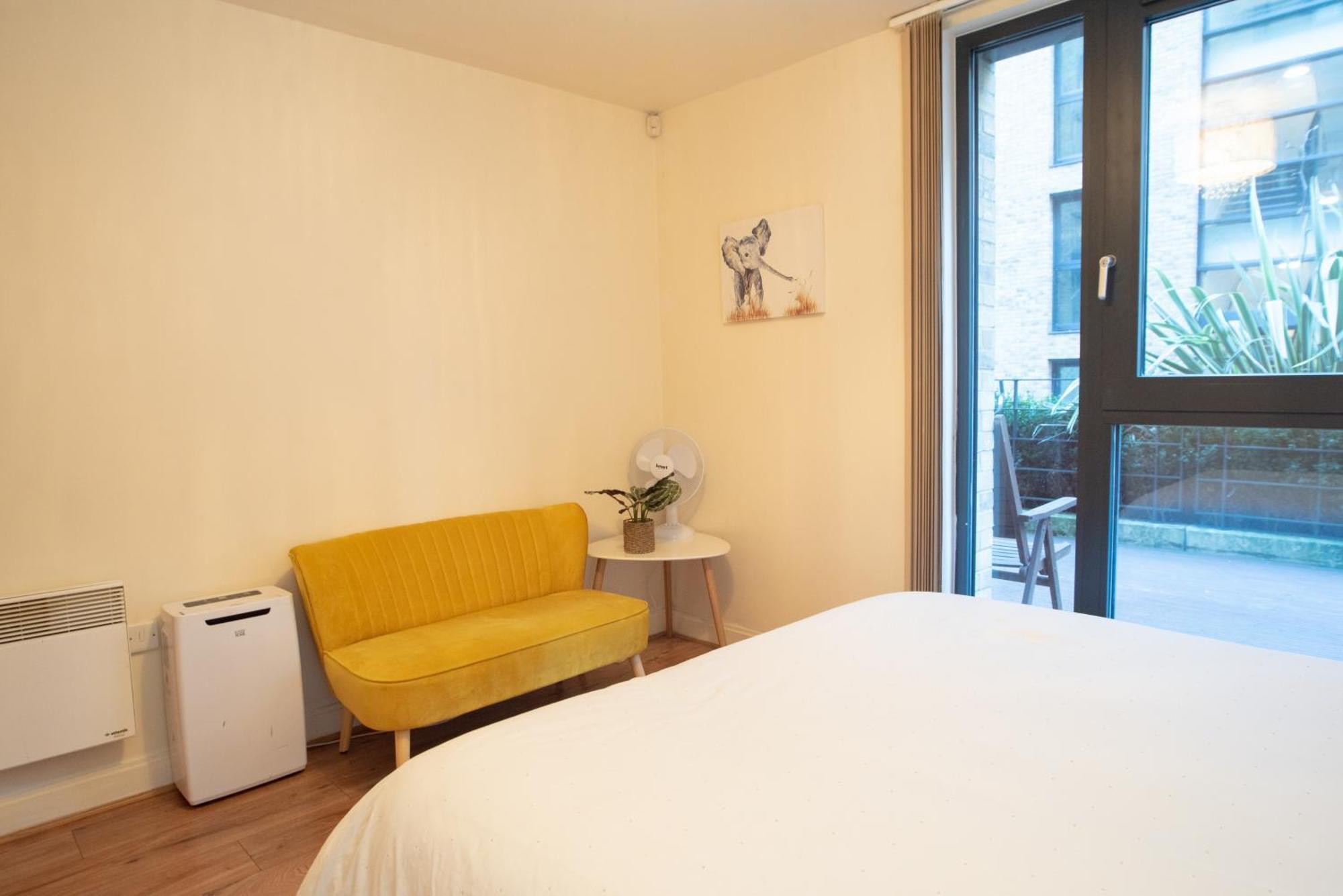 Spacious 1 Bed Apartment With Workspace, Coffee & Free Secure Parking Birmingham Luaran gambar