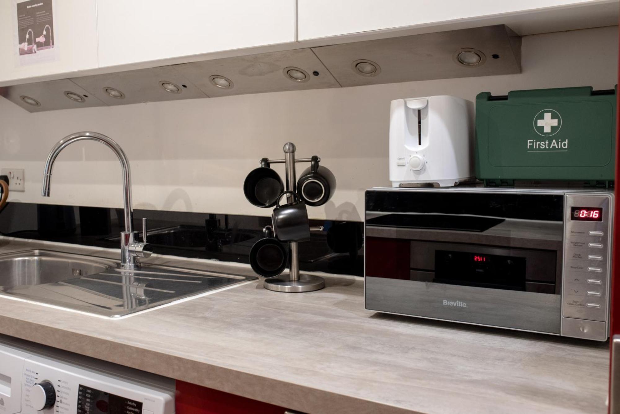 Spacious 1 Bed Apartment With Workspace, Coffee & Free Secure Parking Birmingham Luaran gambar