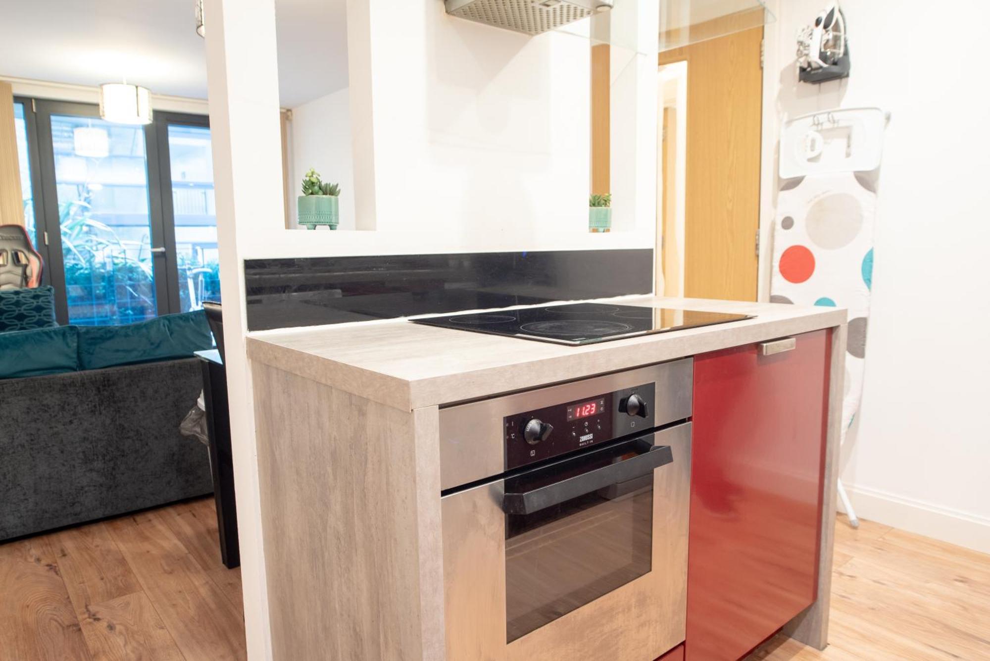 Spacious 1 Bed Apartment With Workspace, Coffee & Free Secure Parking Birmingham Luaran gambar