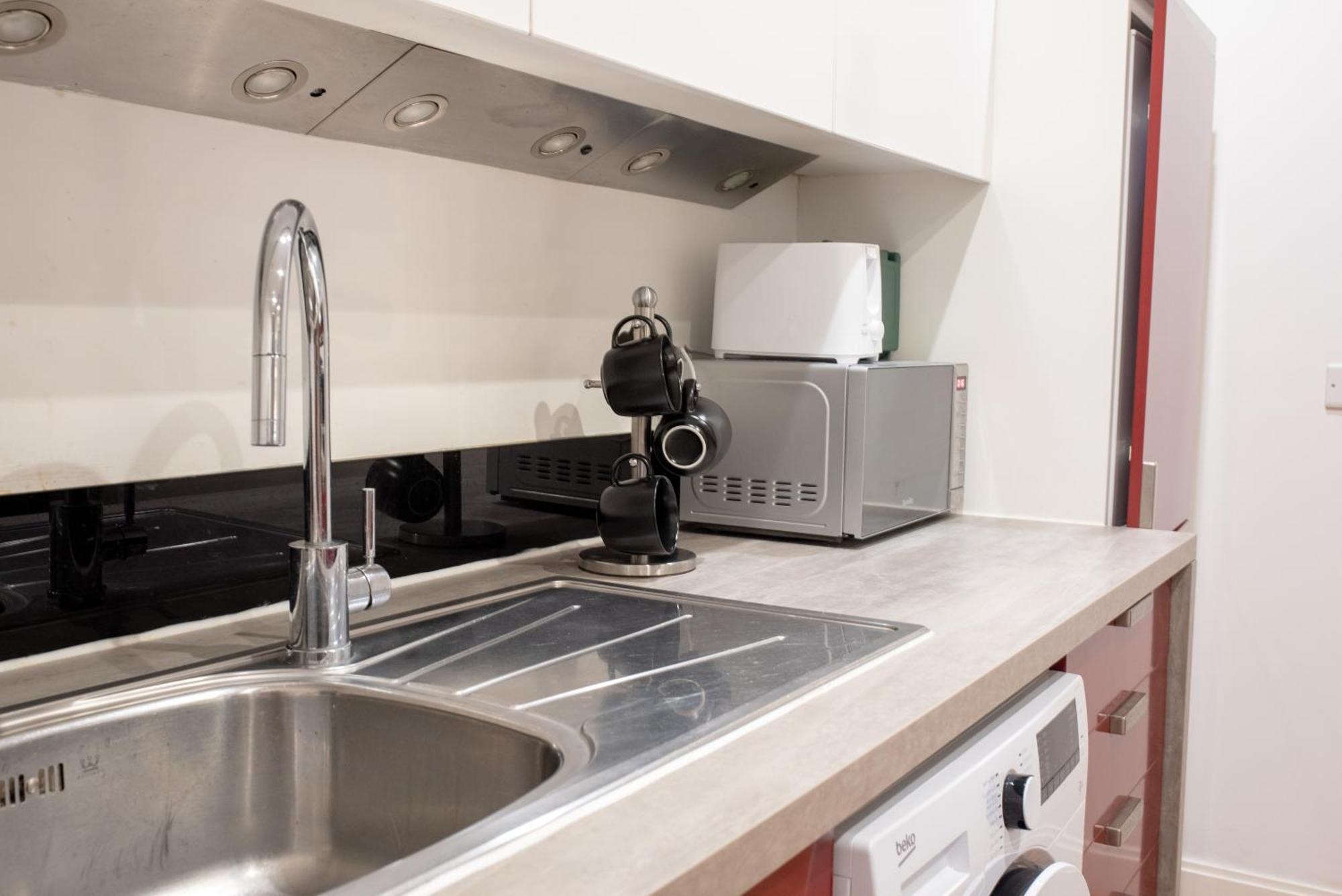 Spacious 1 Bed Apartment With Workspace, Coffee & Free Secure Parking Birmingham Luaran gambar