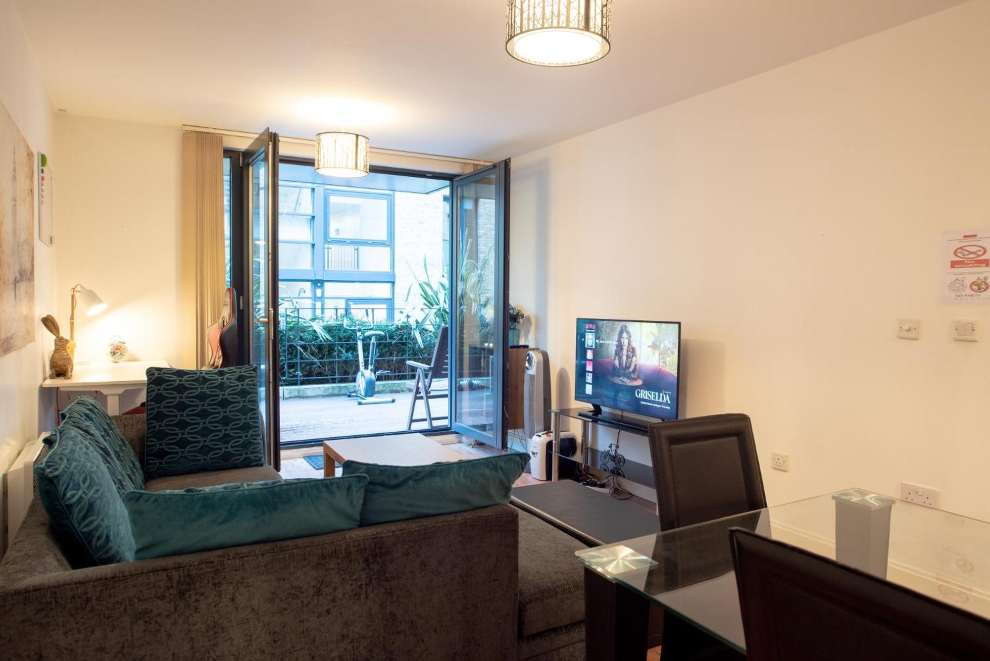 Spacious 1 Bed Apartment With Workspace, Coffee & Free Secure Parking Birmingham Luaran gambar